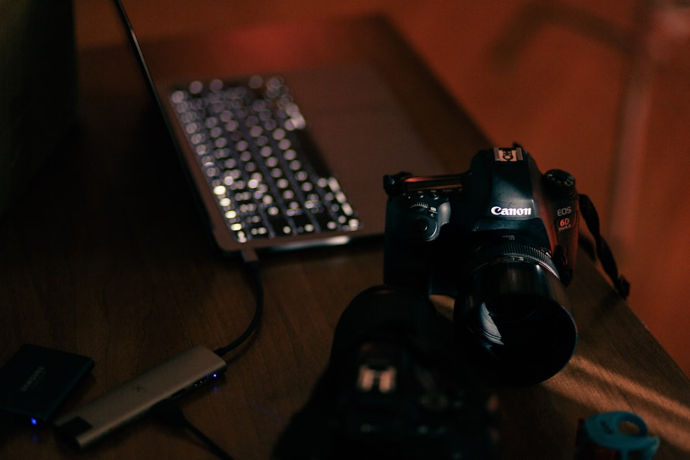 una telecamera seduta accanto a un computer portatile