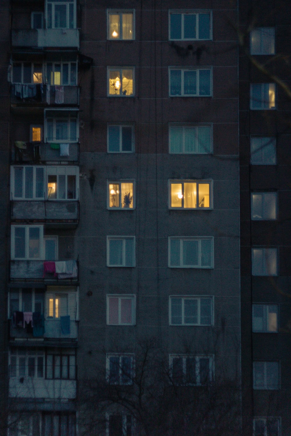 밤에는 창문이 많은 고층 건물