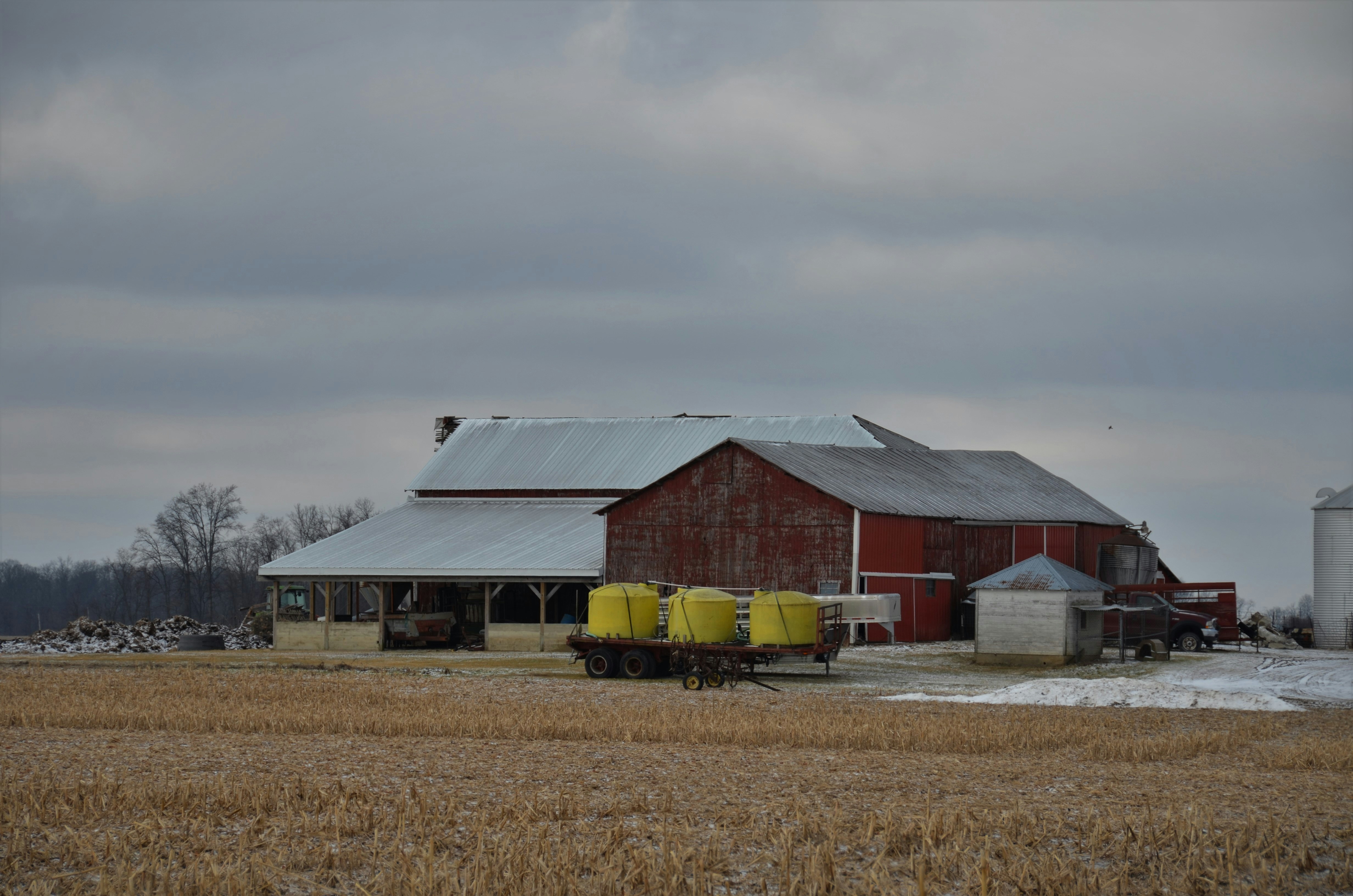 Una granja con un granero y un silo al fondo foto – Imagen de Edificio  gratuita en Unsplash, image size:3000x1987