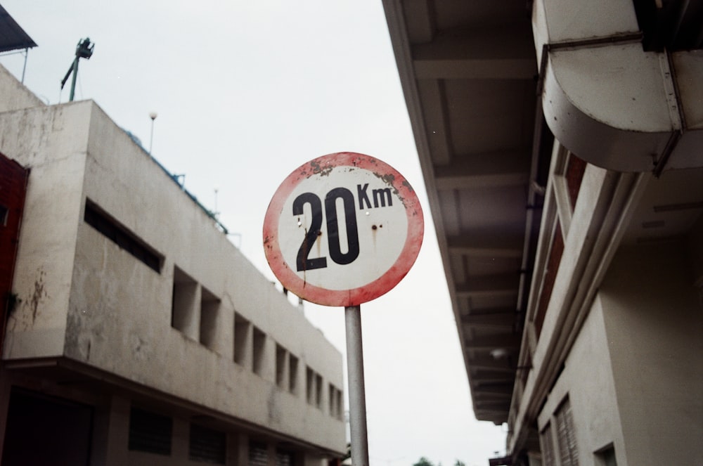 a speed limit sign in front of a building