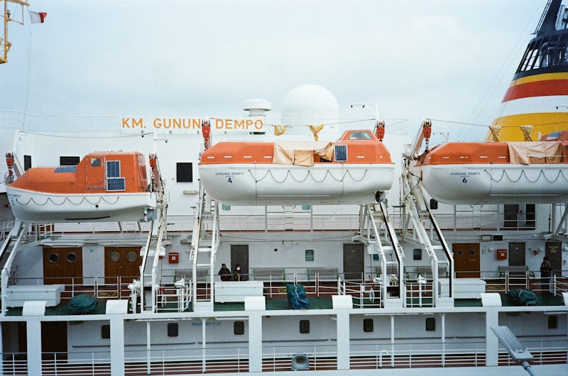 wisata kapal perintis - kapal Sabuk Nusantara berlayar menuju pulau terpencil Indonesia