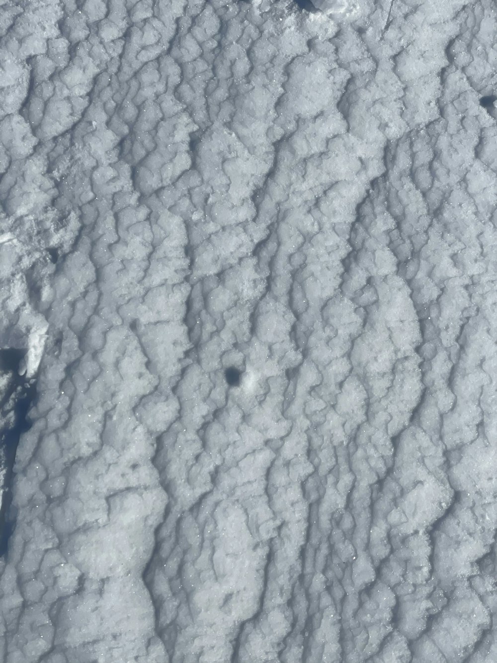 Una vista aérea de las nubes y la tierra desde un avión