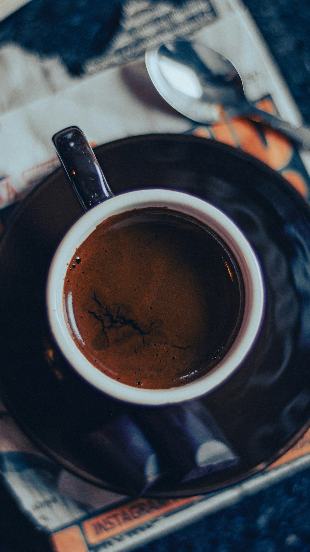 une tasse de café sur une soucoupe avec une cuillère