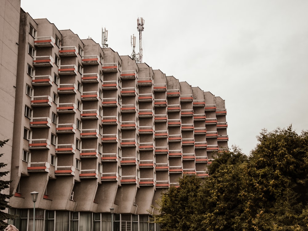 a tall building with a bunch of windows on the side of it