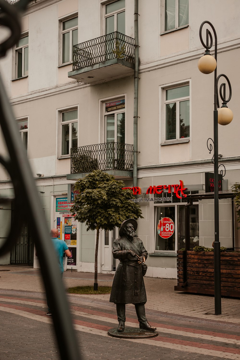 a statue of a man standing in front of a building