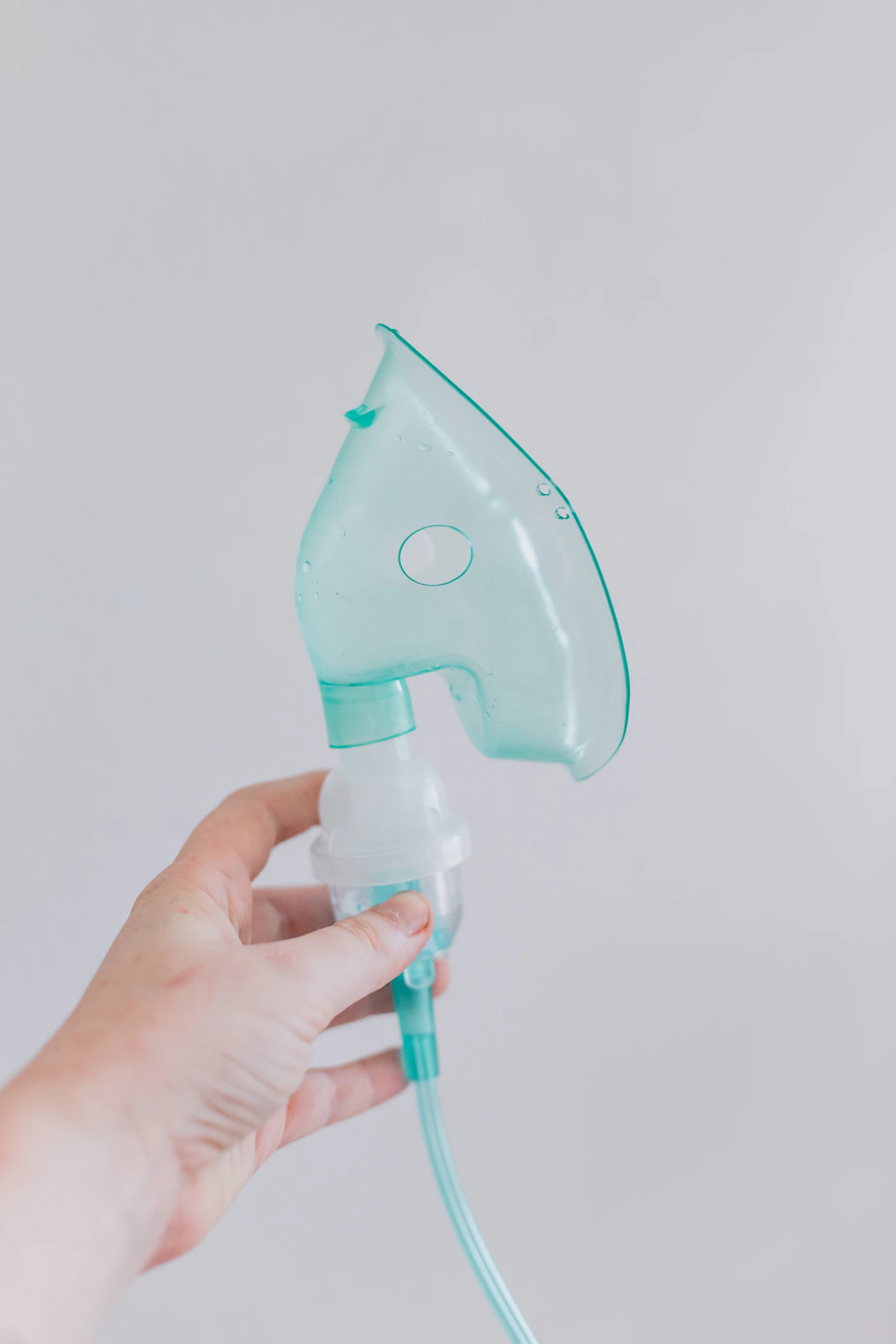 Hand mit einem Inhalator als Symbol für COPD-Behandlung und Rauchstopp