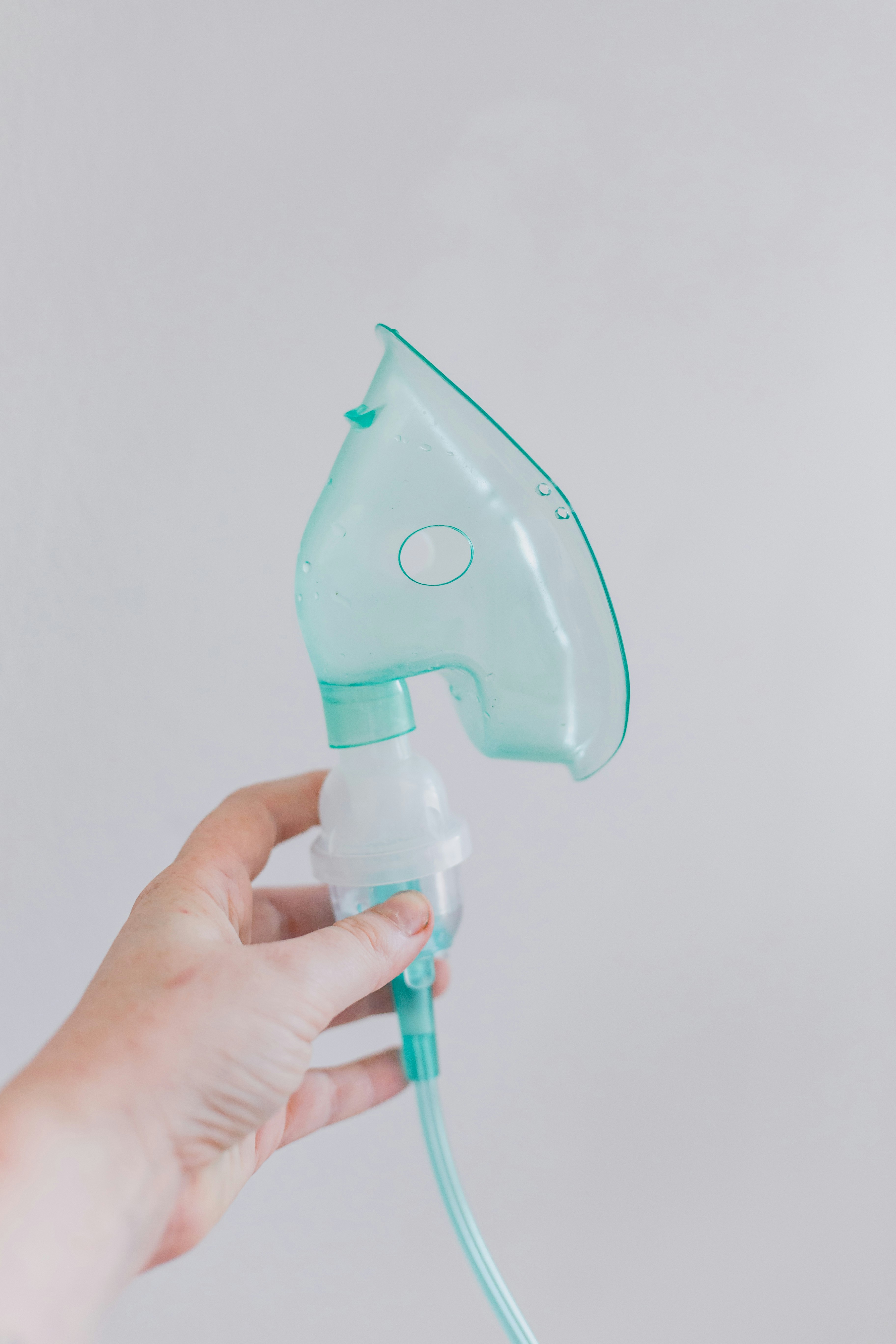 a person is holding an inhaler in their hand