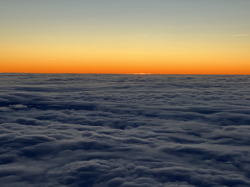 Le soleil se couche sur les nuages dans le ciel