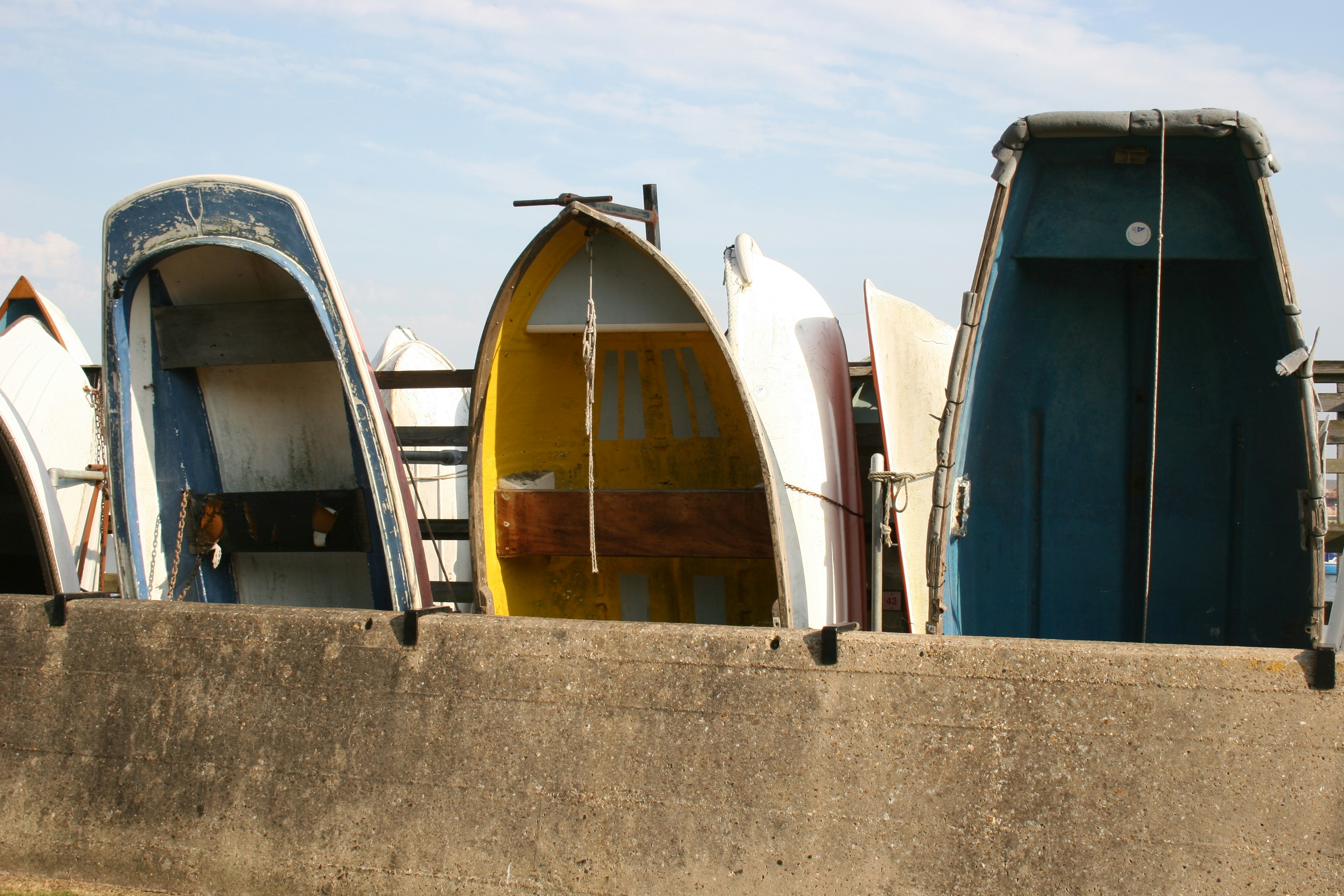 Eine Gruppe von Surfbrettern sitzt auf einer Zementwand