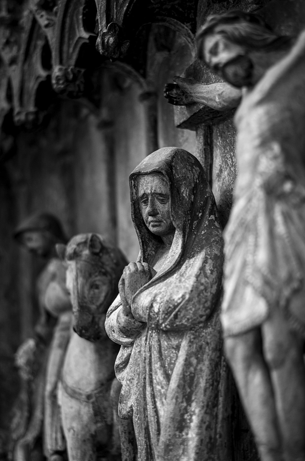 Photographie en noir et blanc des statues de Marie et Jésus
