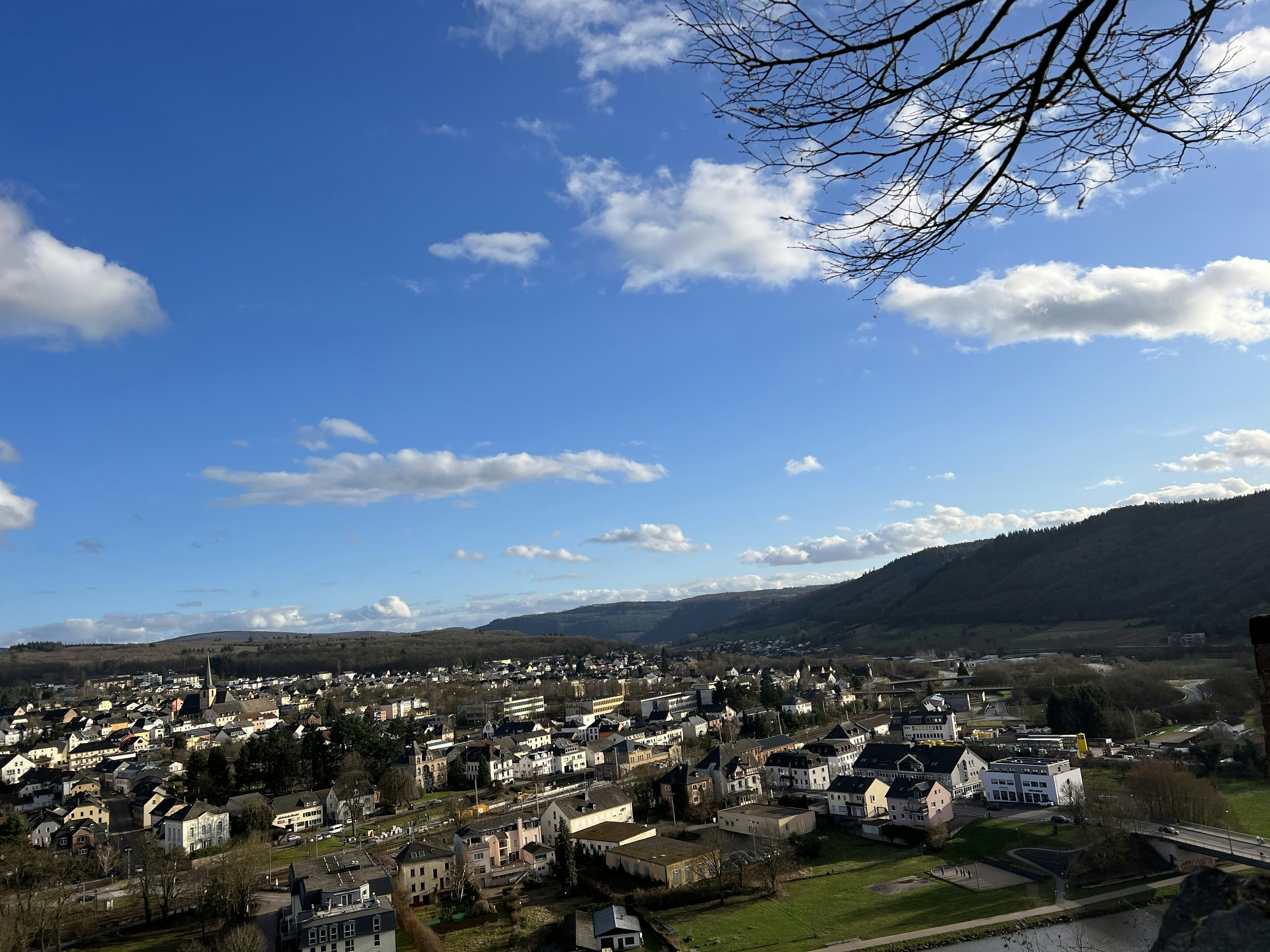 Une vue d’une petite ville depuis une colline photo Photo En plein