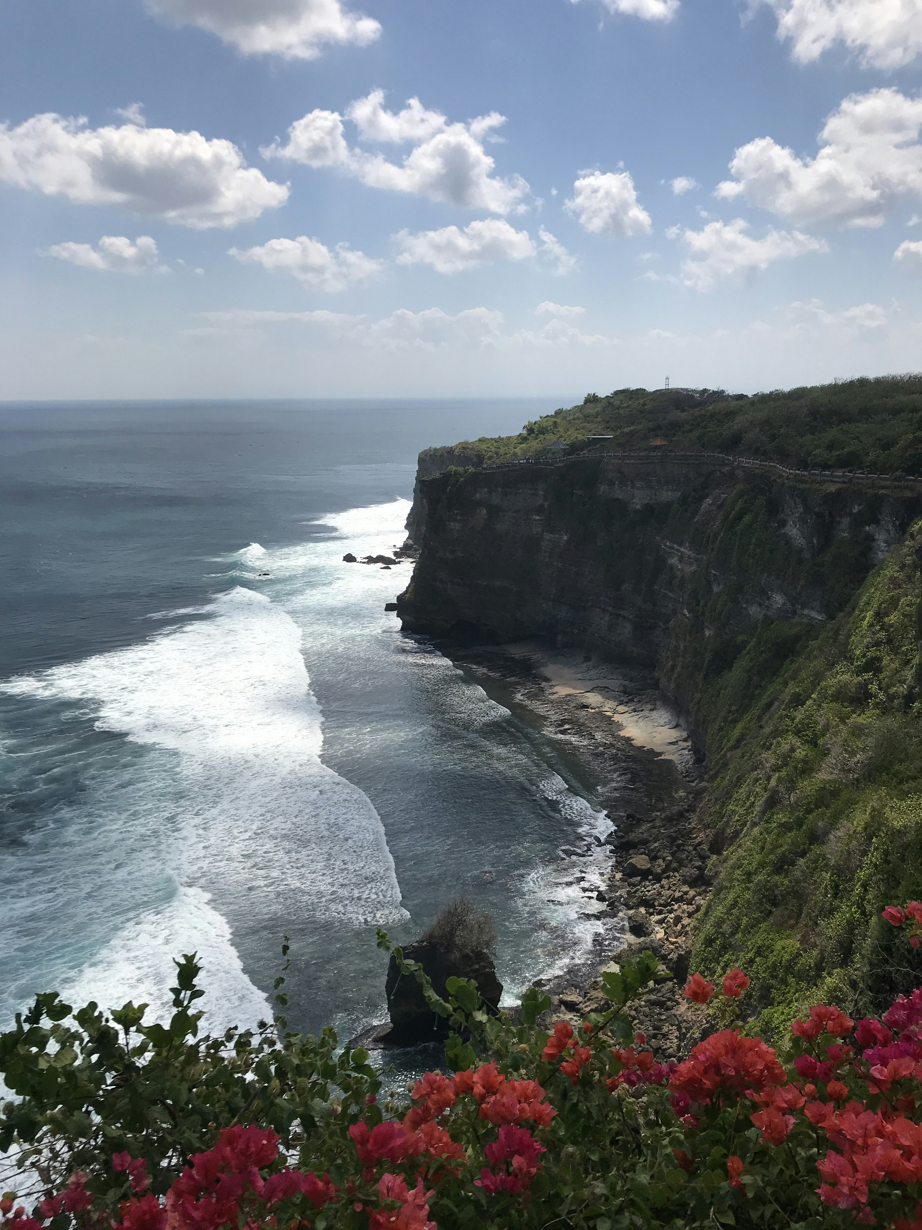 Pemandangan laut dari tebing