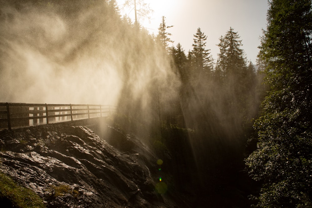 Le soleil brille à travers la brume sur un pont