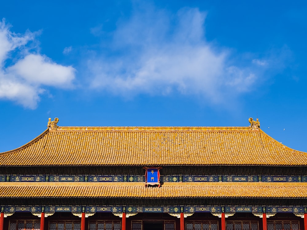 Un edificio con un cielo azul al fondo