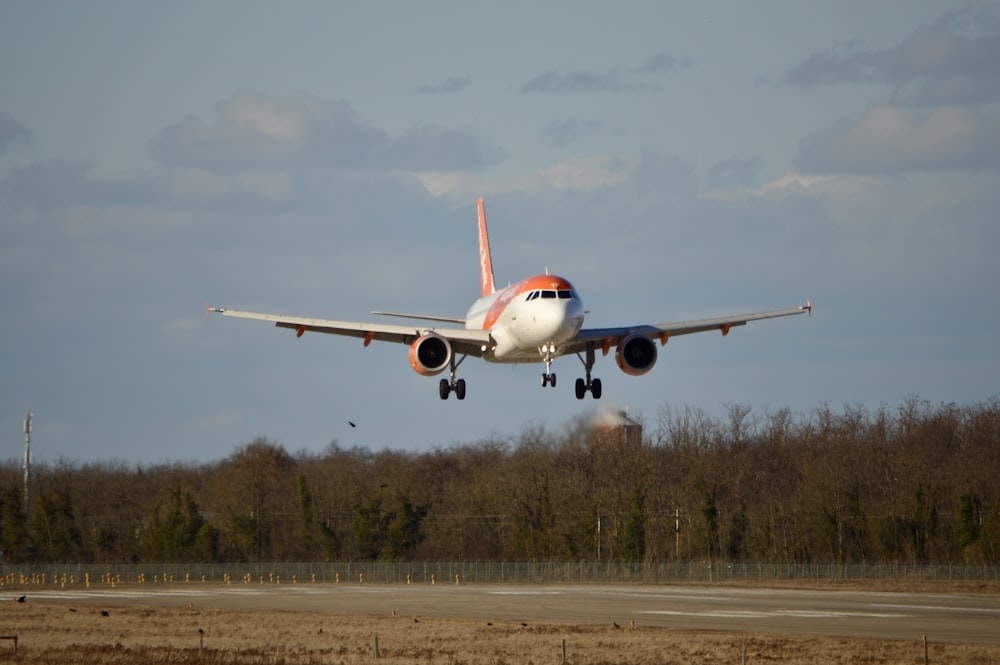 Un avión despegando de la pista de un aeropuerto