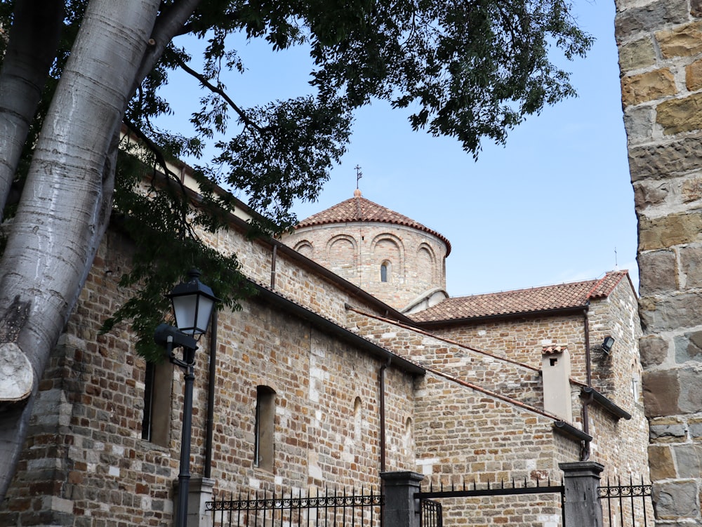 Ein hohes Backsteingebäude mit einer Uhr an der Seite