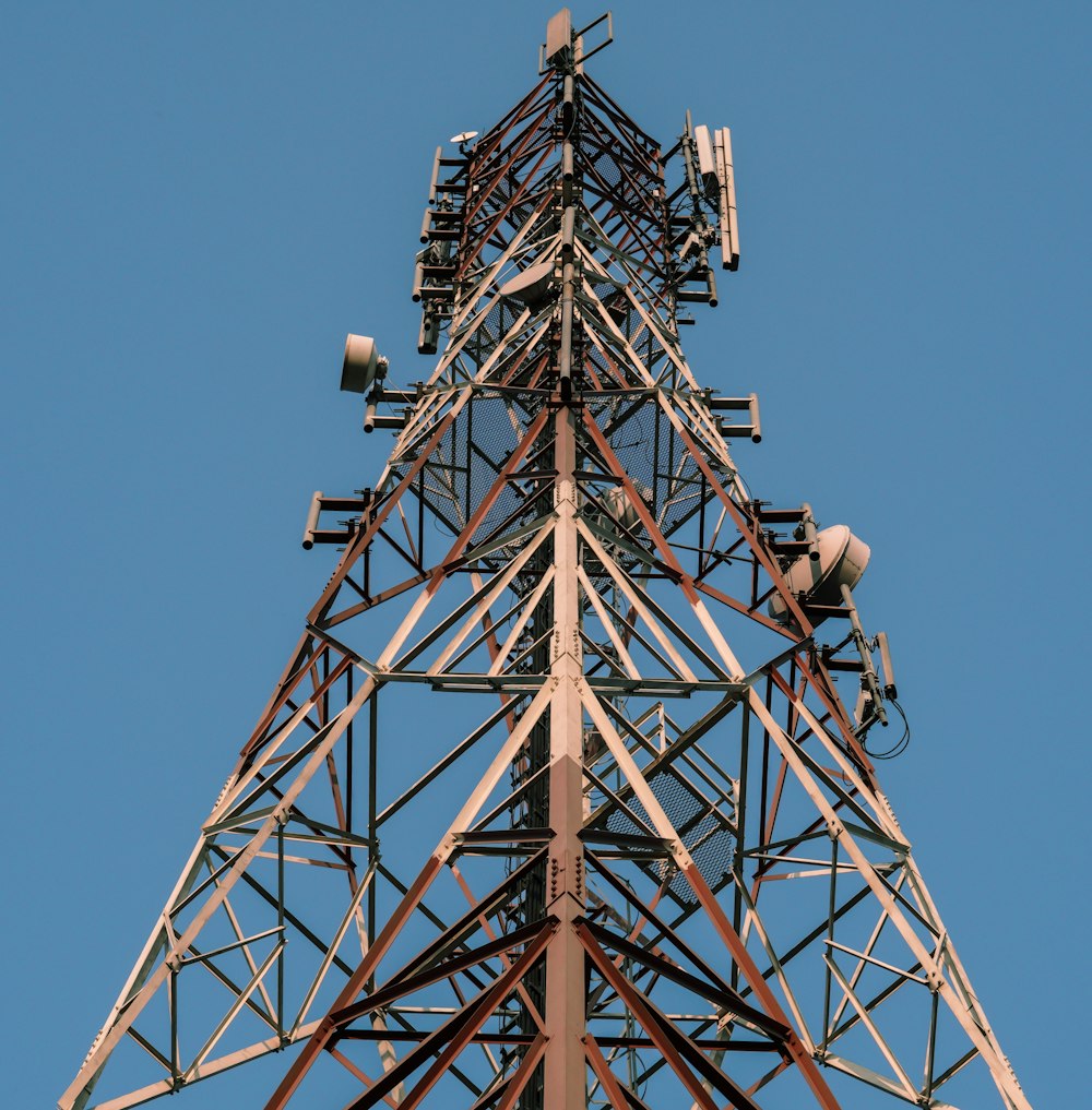 die Spitze eines Turms mit mehreren Mobiltelefonen darauf
