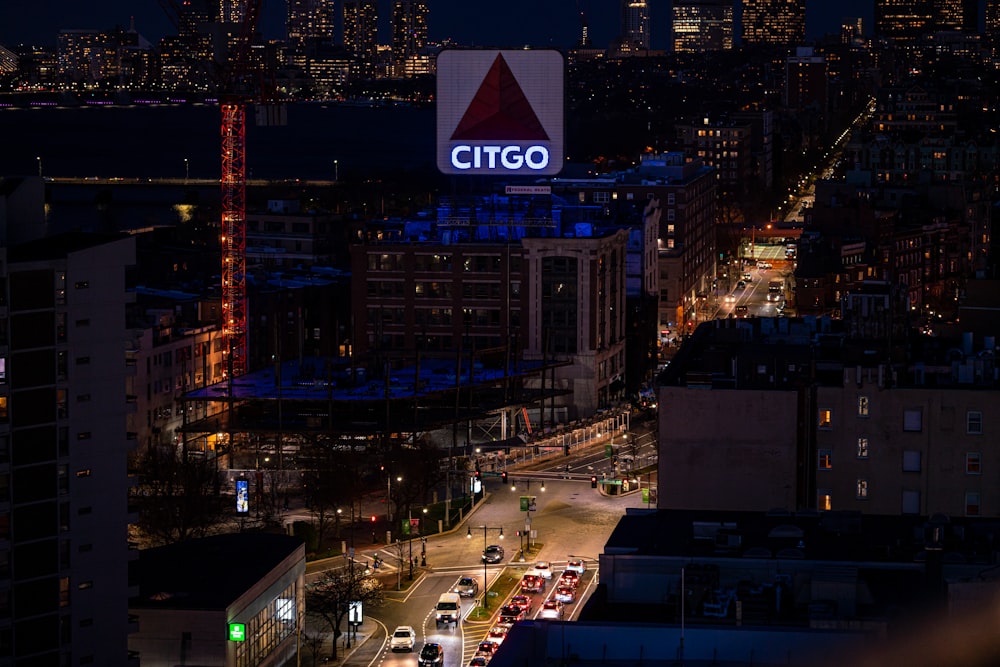 Eine Stadt bei Nacht mit einem beleuchteten Citgo-Schild