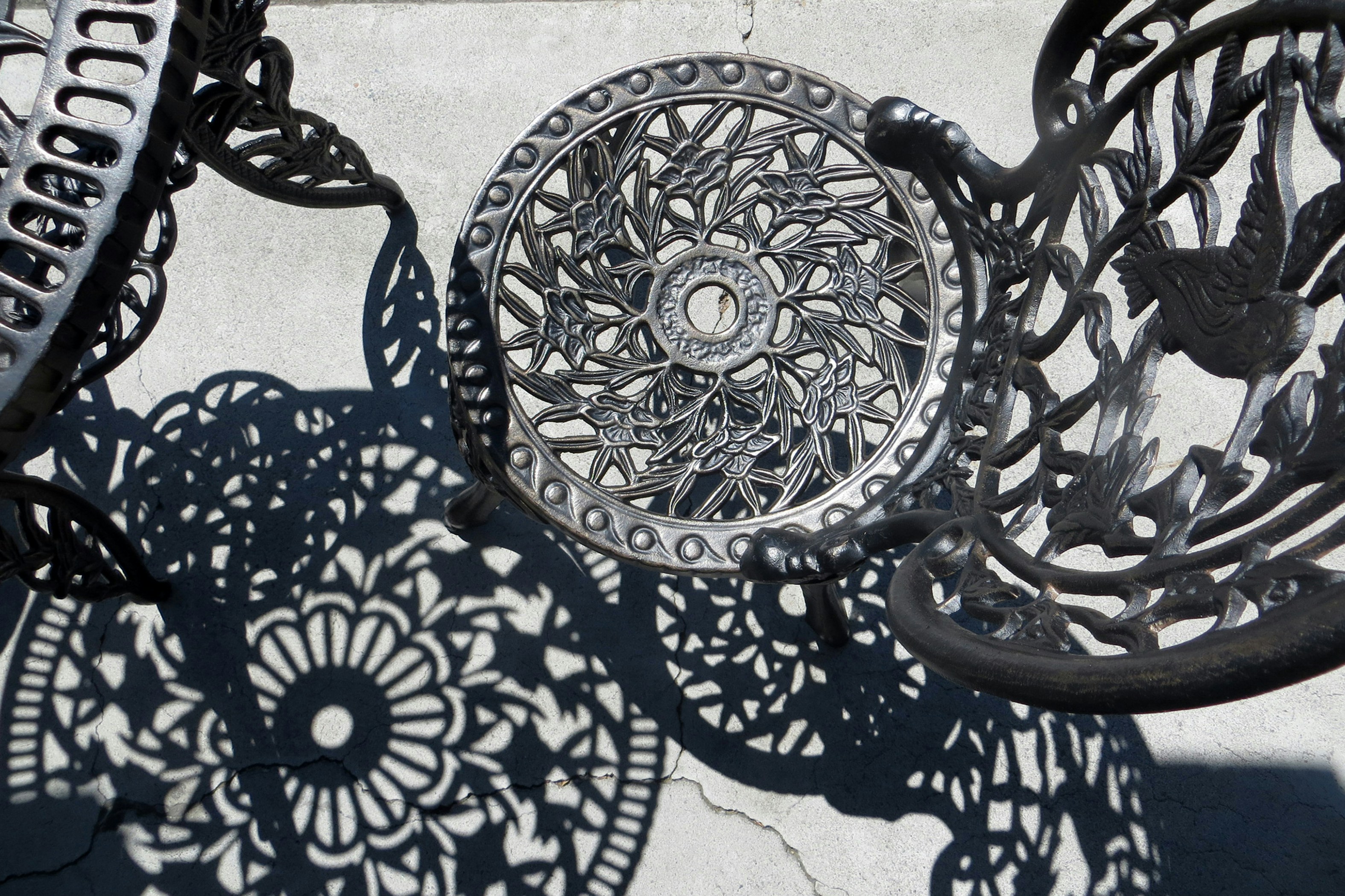 Hasil laser cutting plat hitam motif bunga