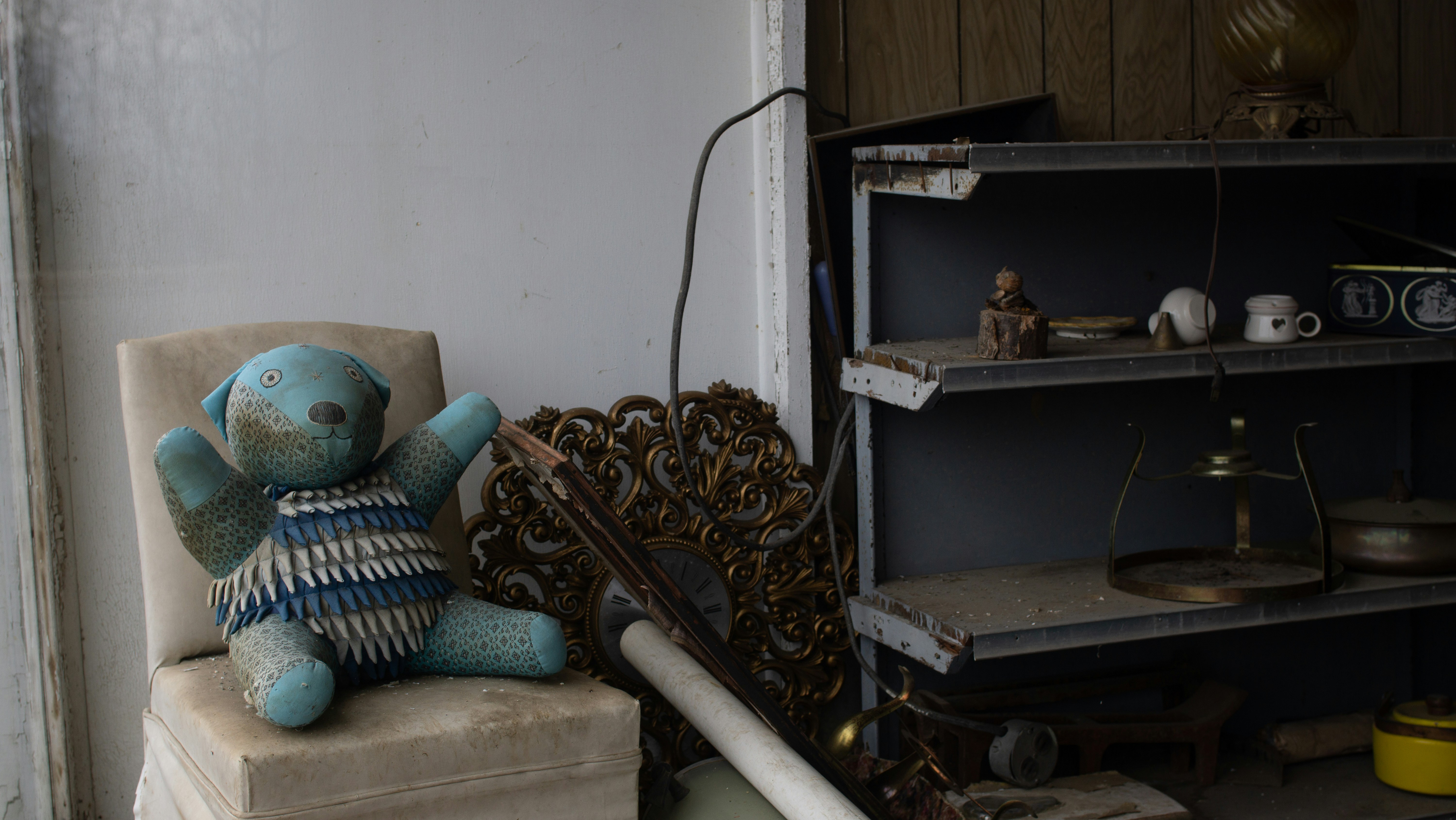 Un orsacchiotto blu seduto sopra una sedia