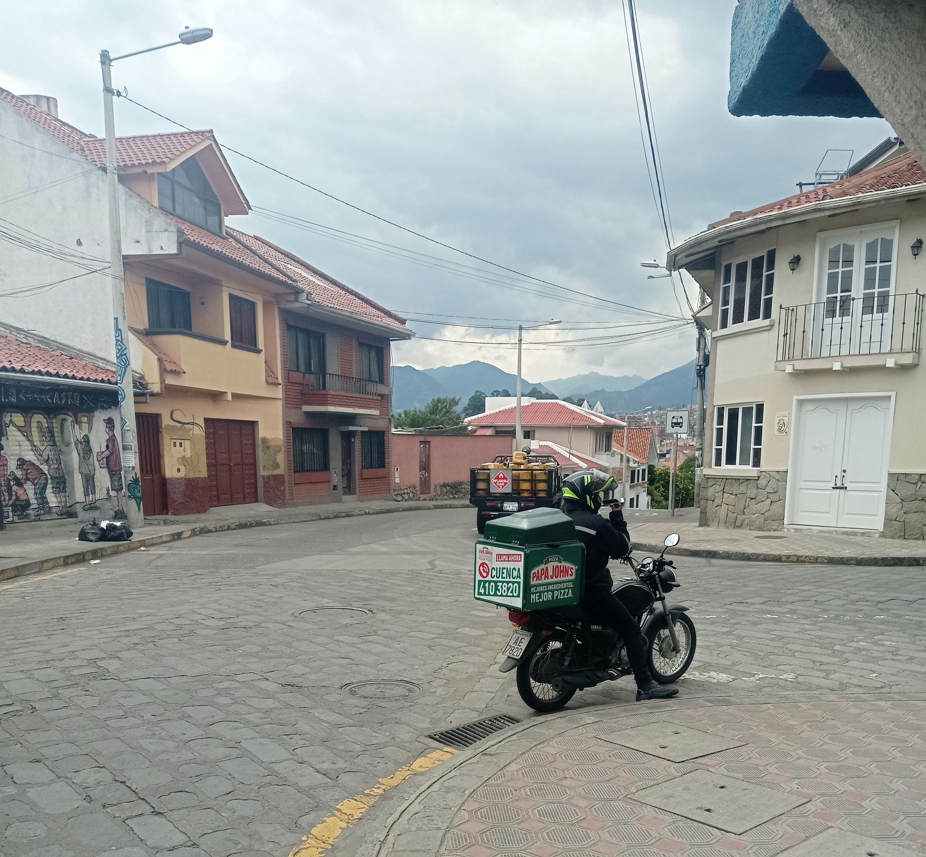 Una motocicleta estacionada al costado de una calle