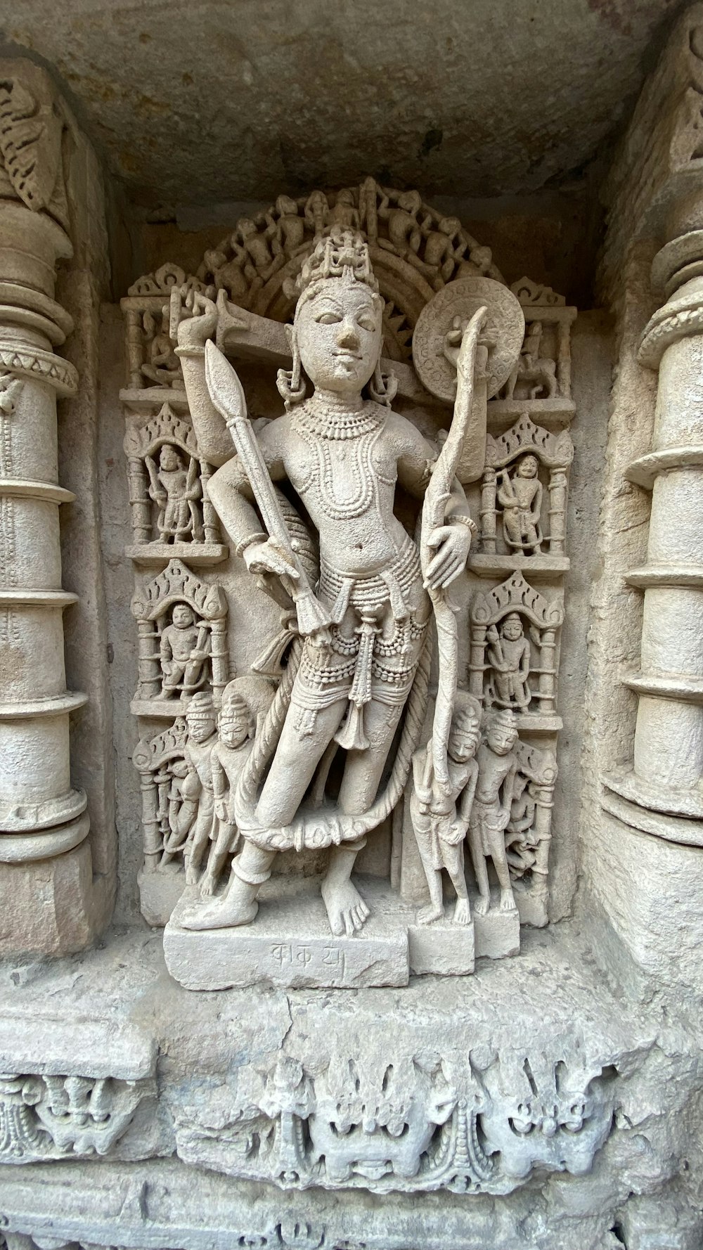 una estatua de un hombre sosteniendo un bastón