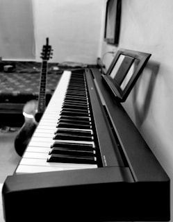 a black and white photo of a piano