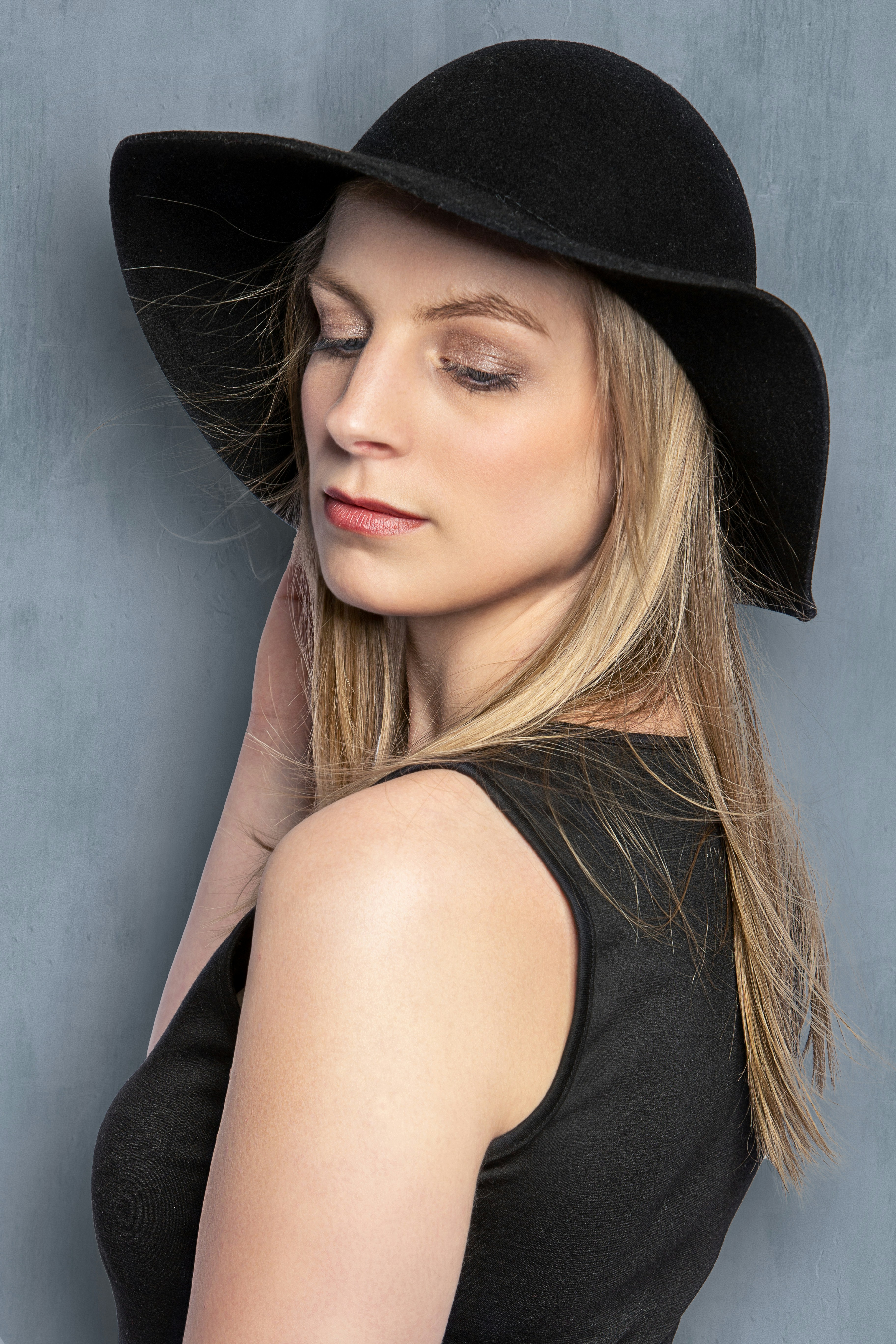 Model with hat