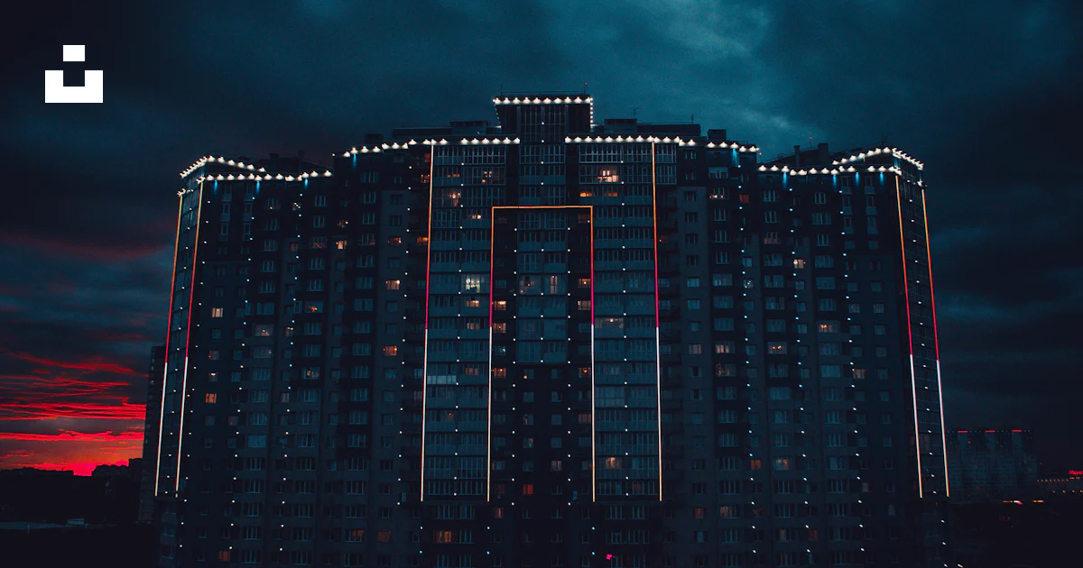 Foto zum Thema Ein sehr hohes Gebäude mit vielen Lichtern – Kostenloses ...