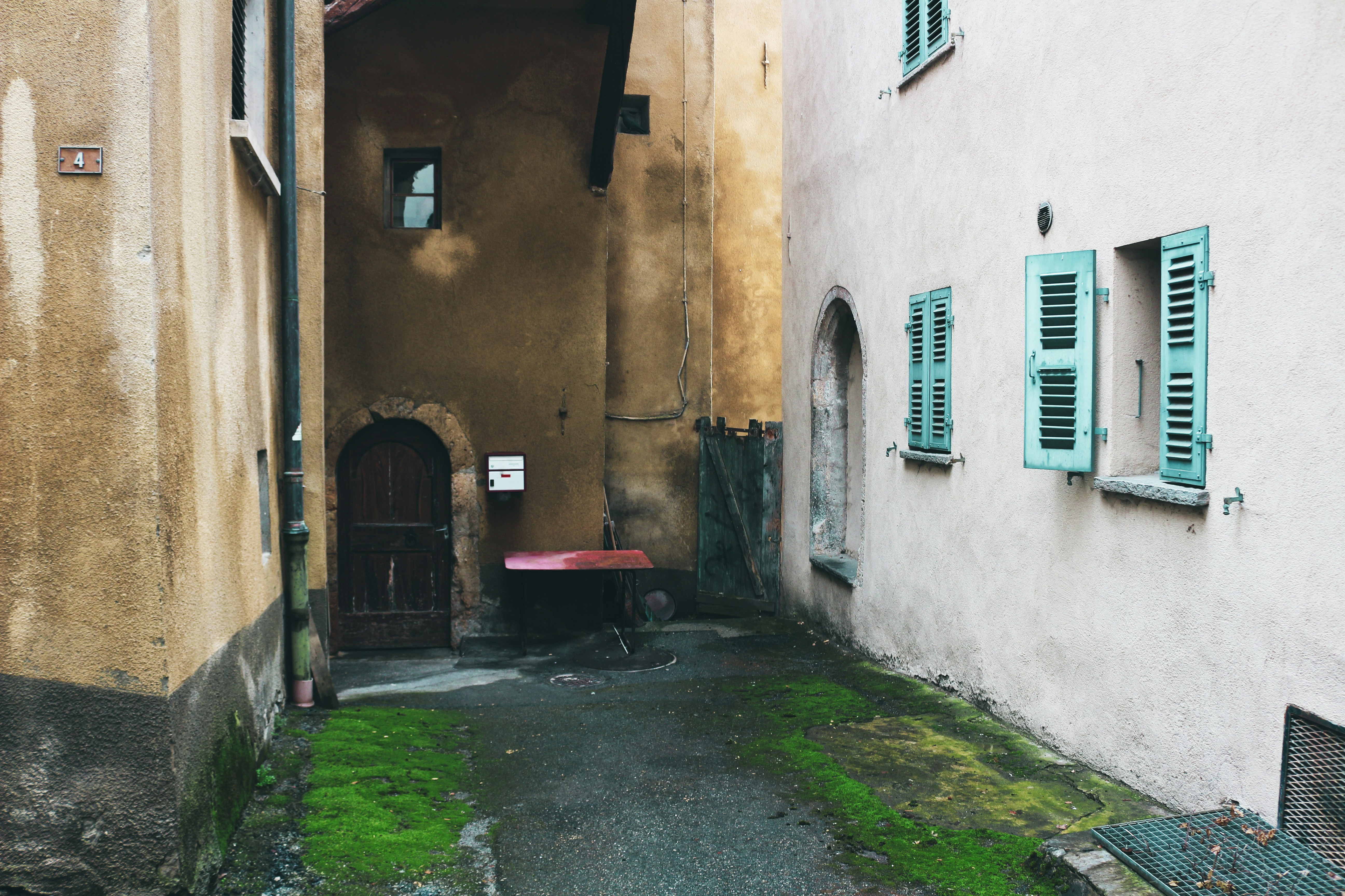 une ruelle étroite avec une table et un banc
