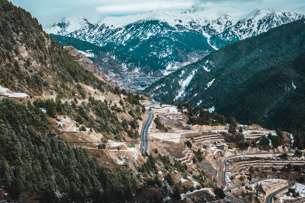 Ein malerischer Blick auf eine kurvenreiche Straße in den Bergen