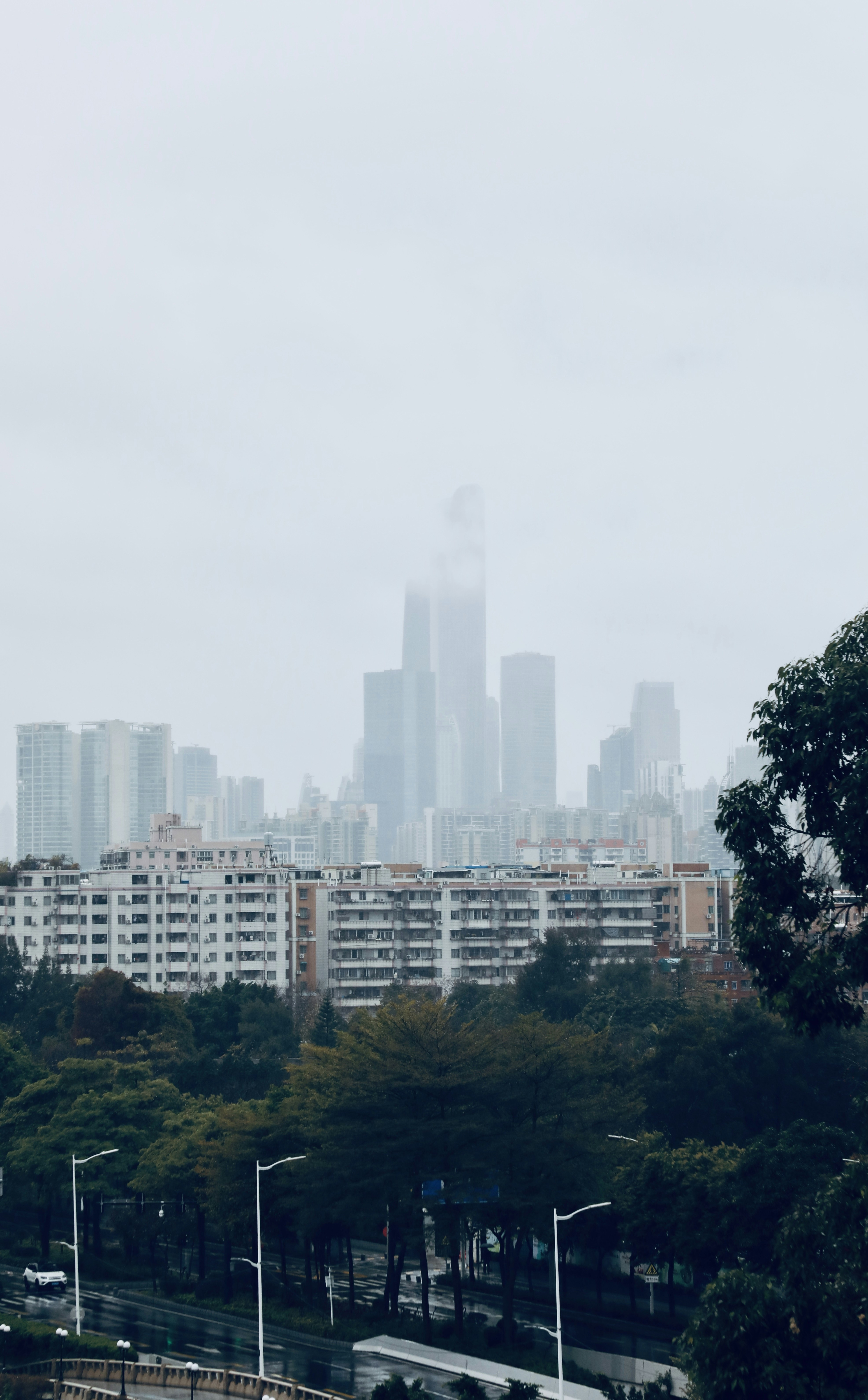 uma vista de uma cidade com edifícios altos no fundo