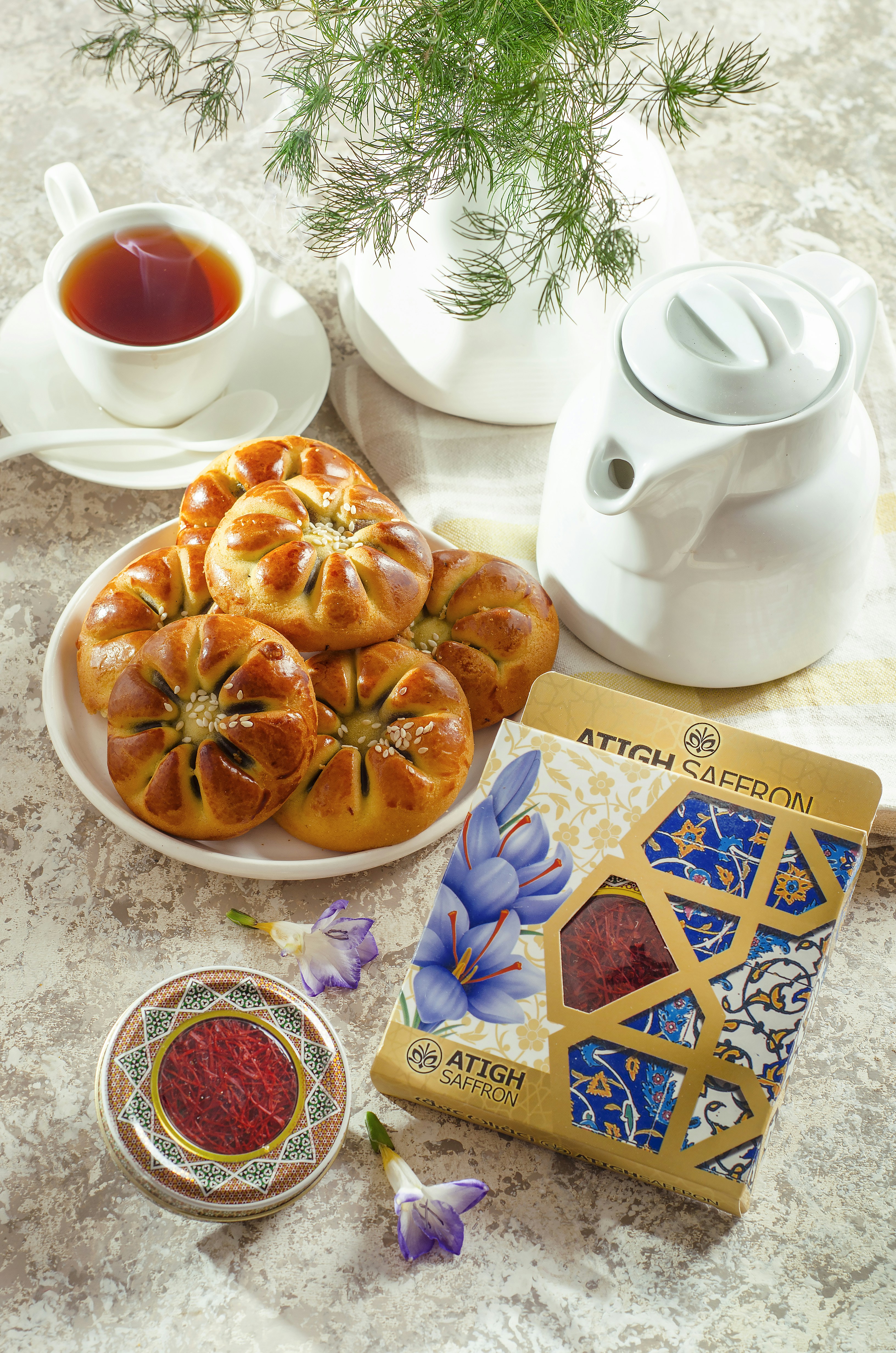 une table surmontée d’une assiette de nourriture et d’une tasse de thé