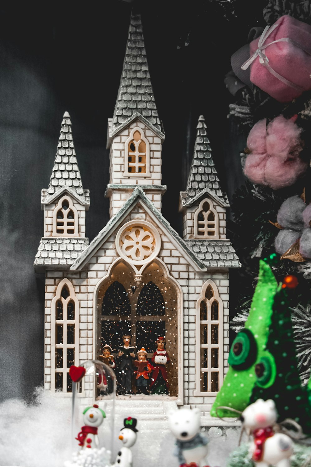 uma cena de Natal com uma igreja e decorações