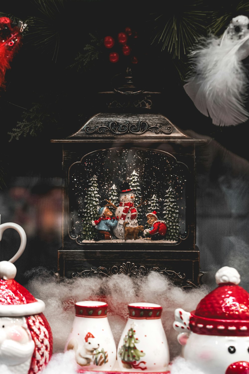 uma cena de Natal com Papai Noel e bonecos de neve