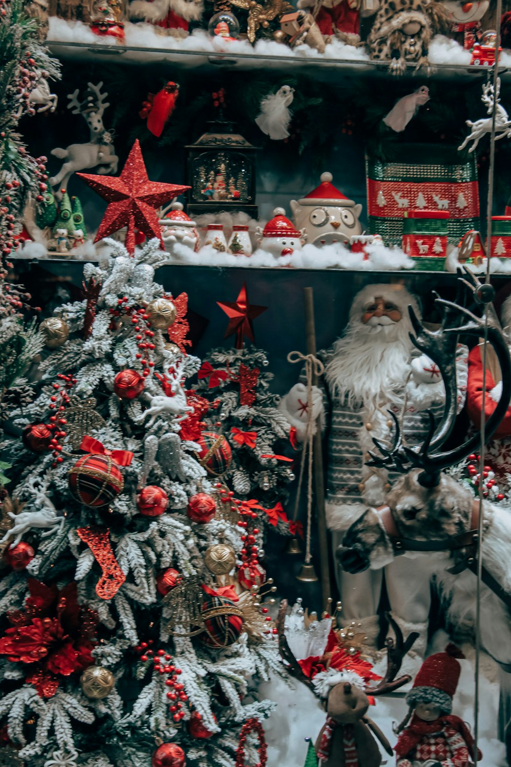 uma exposição de Natal em uma loja cheia de muitas decorações natalinas