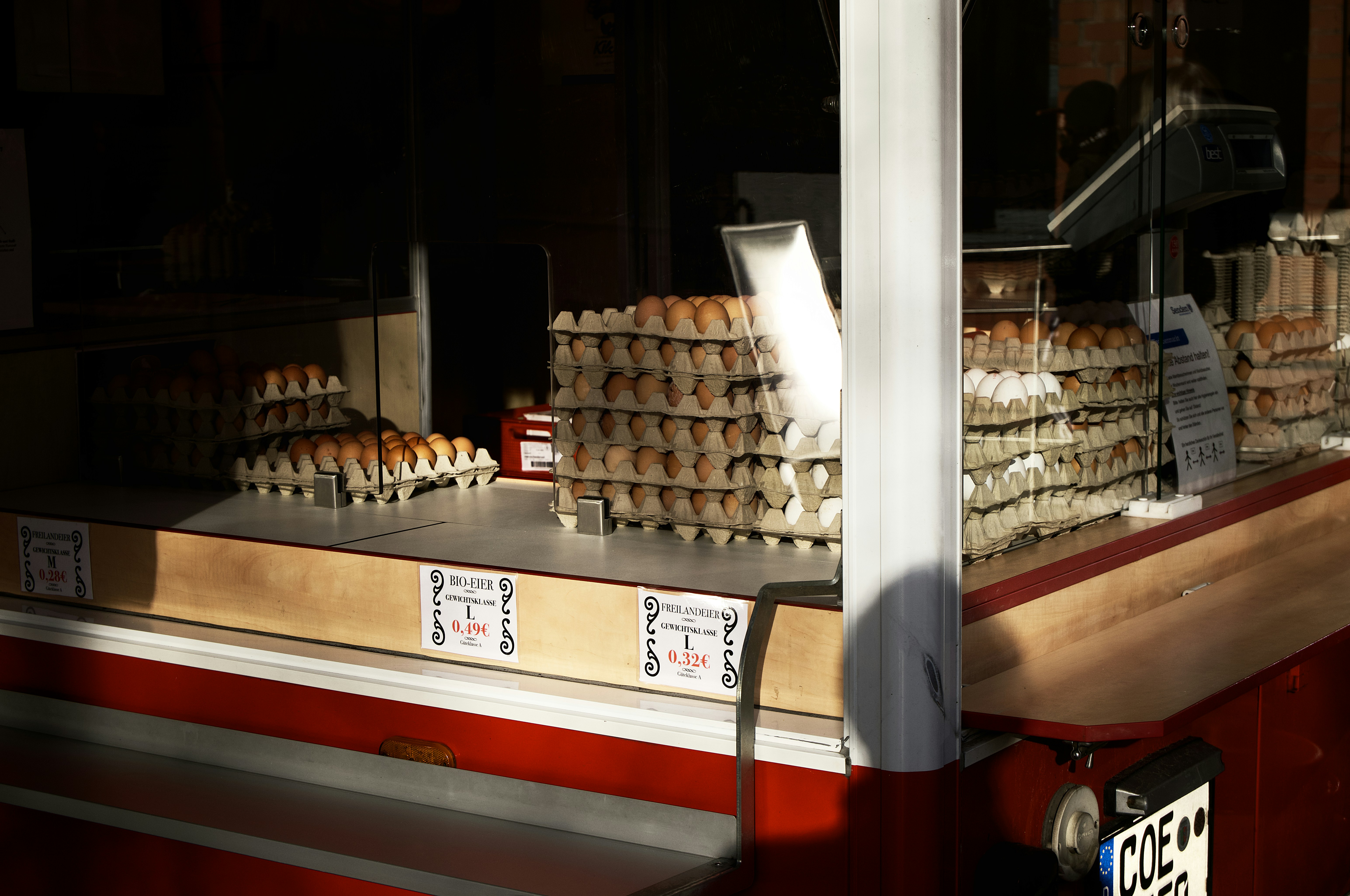 un stand de nourriture avec beaucoup de beignets dessus