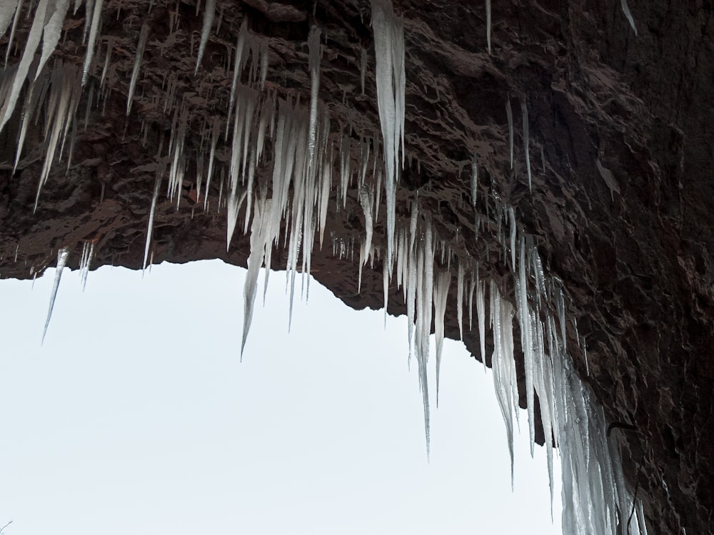 icicles pendurados no teto de uma caverna
