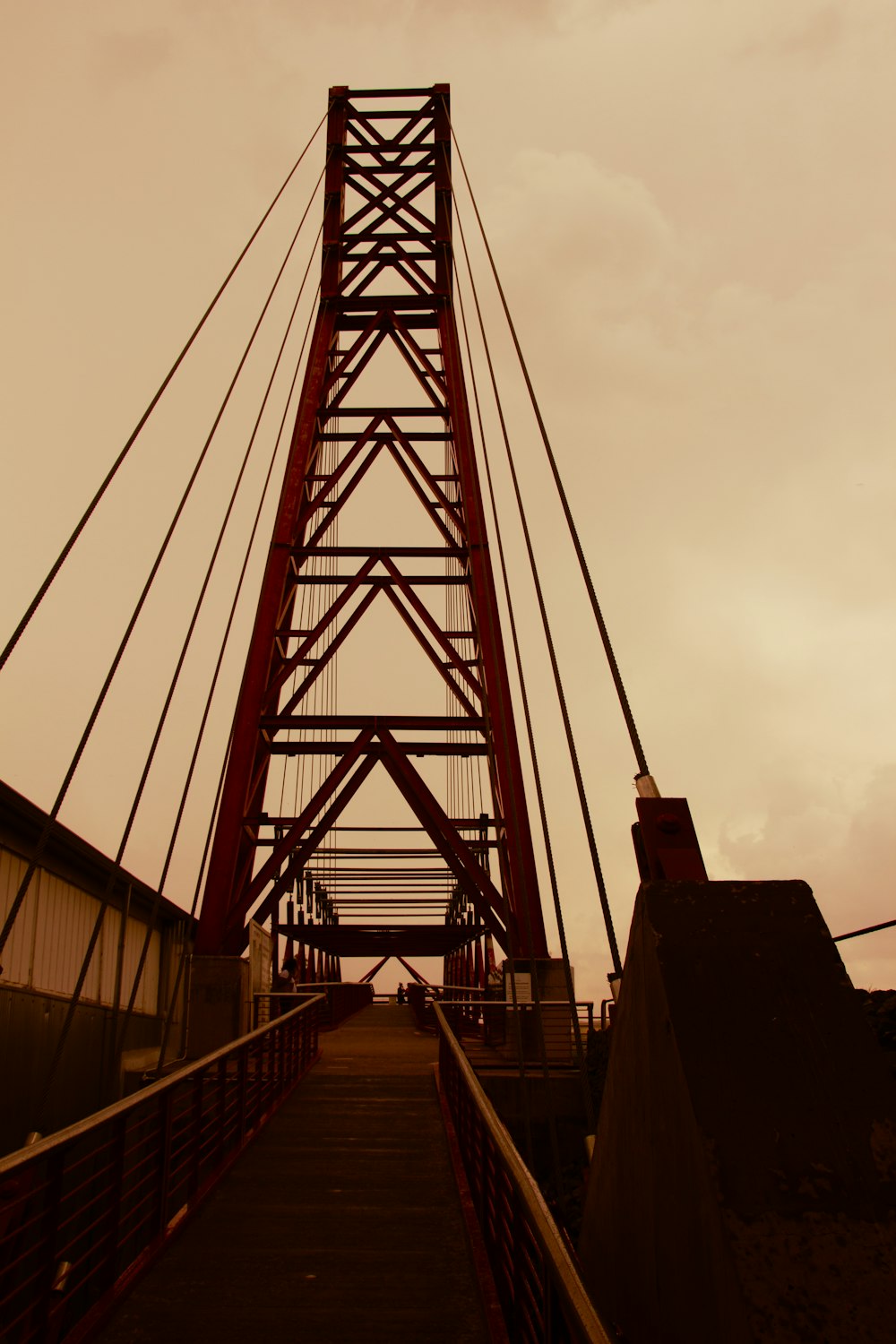 Un alto ponte rosso con un cielo sullo sfondo