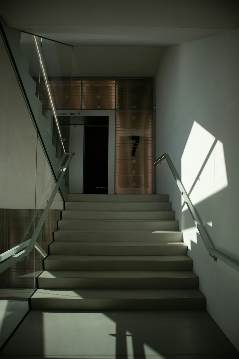 un escalier menant à une porte