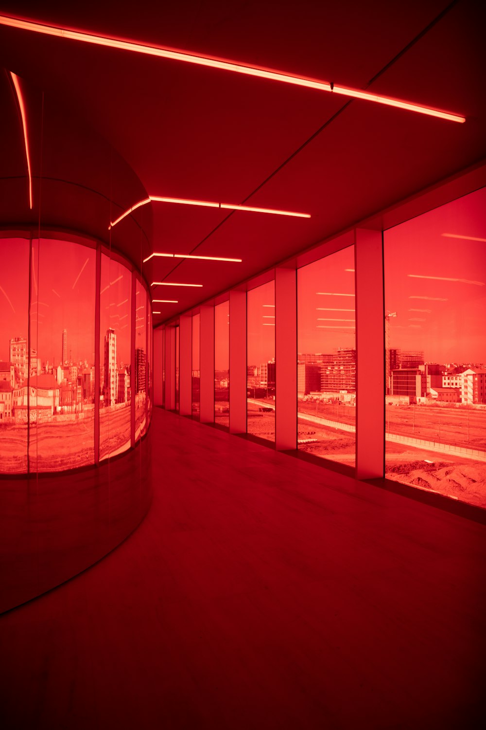 Una camera rossa con vista su una città