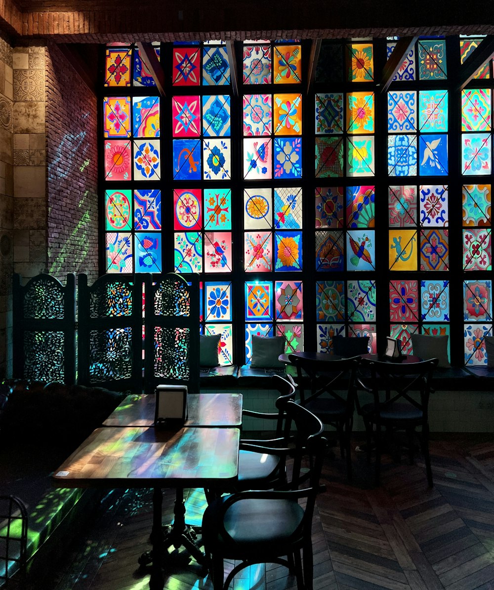 una stanza piena di molte finestre coperte di vetro colorato