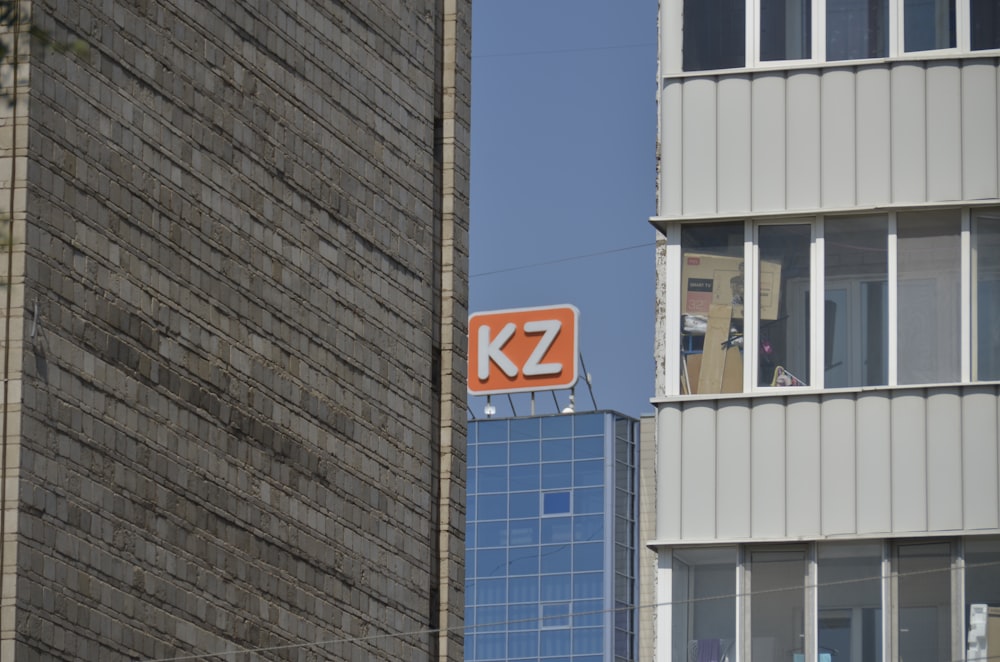 a kz sign is on the side of a building