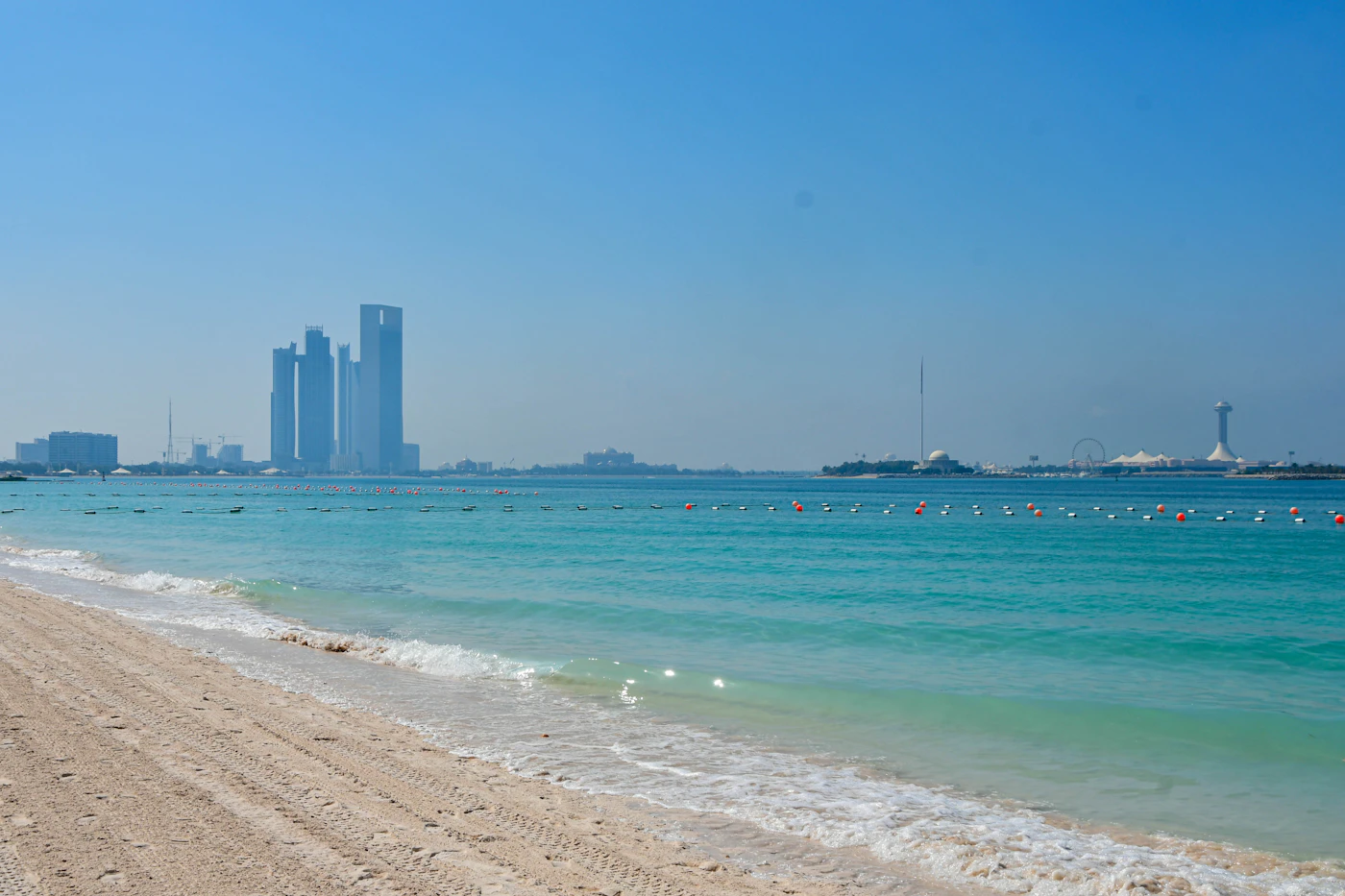 Stadtstrand in Abu Dhabi mit Hochhäusern im Hintergrund