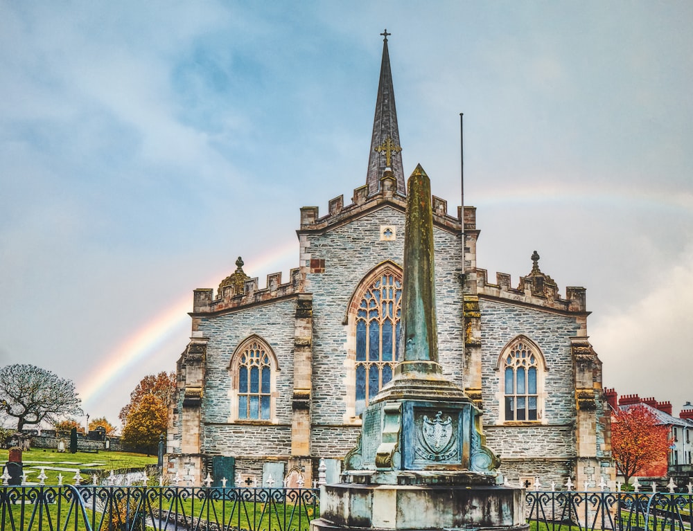 Eine Kirche mit einem Regenbogen im Hintergrund