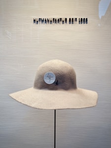 Topi Beige Santai