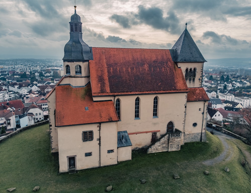 Eine alte Kirche auf einem Hügel mit Blick auf eine Stadt