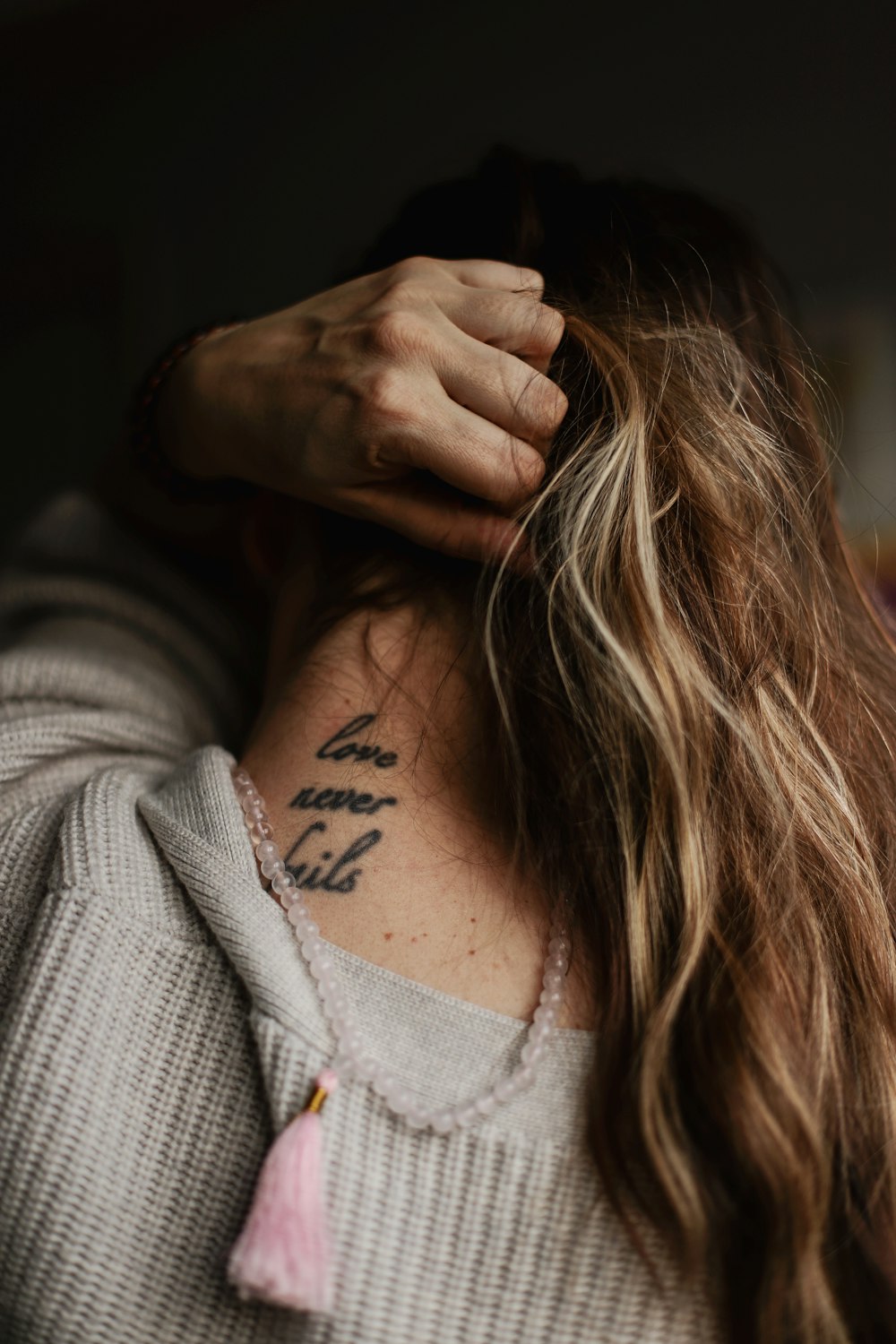 uma mulher com uma tatuagem em seu pescoço