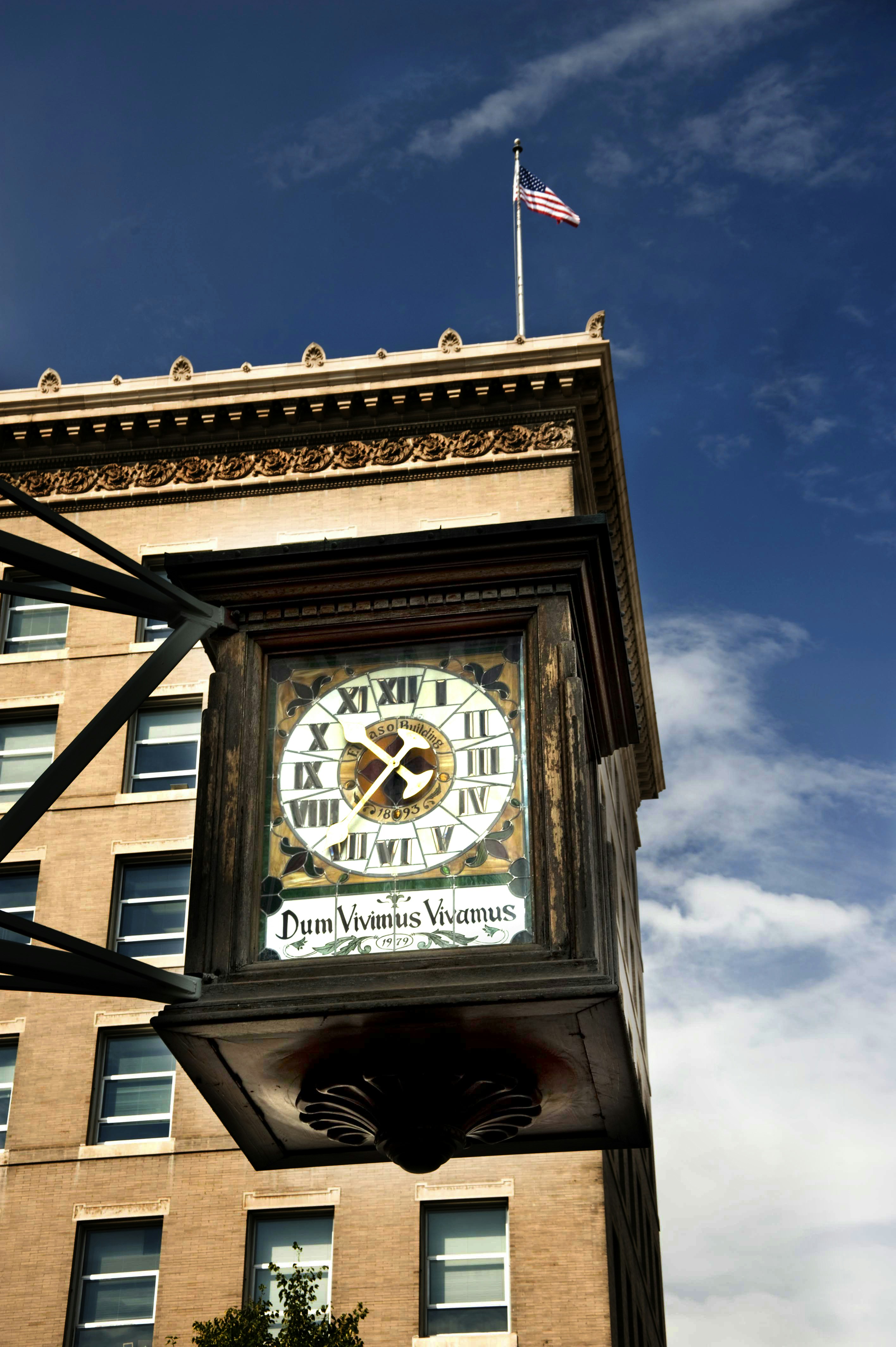 Foto zum Thema Eine große Uhr an der Seite eines Gebäudes Kostenloses