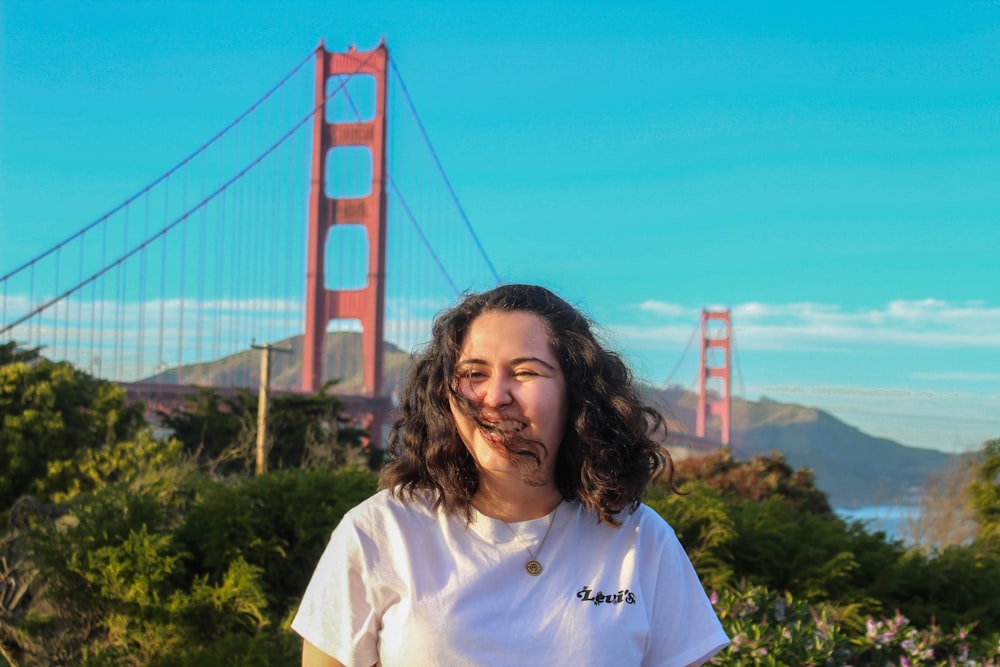 Une femme debout devant le Golden Gate Bridge